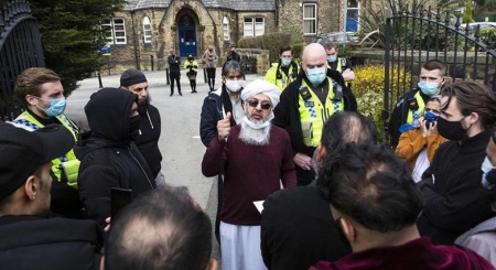 احتجاجات أمام مدرسة بريطانية لعرض صور مسيئة للنبي محمد عليه السلام.. (شاهد)