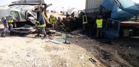 18 إصابة بحادث تدهور حافلة على الطريق الصحراوي