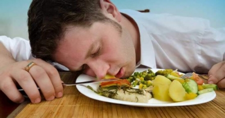 تحذير من أمراض خطيرة.. النوم مباشرة بعد وجبة السحور ماذا يسبب؟!