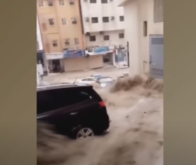 مشاهد مروعة.. سيول عارمة تجرف الناس والسيارات في مكة (فيديو)