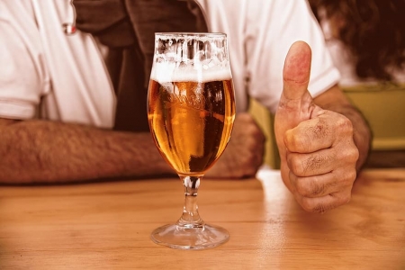مكافأة بـ كأس من البيرة لكل من يتلقى لقاح ضد فيروس كورونا في هذه الولاية