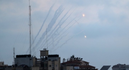 كتائب القسام تعلن توجيه الضربة الصاروخية “الأكبر” لأسدود وعسقلان