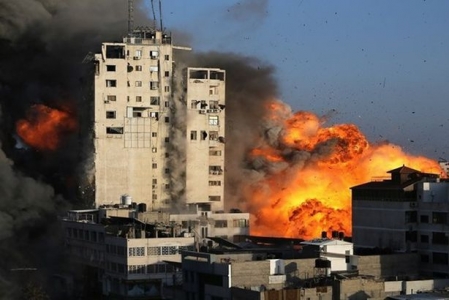 إسرائيل تقصف مكتب قناة الجزيرة في غزة.. فيديو