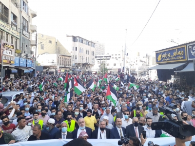 الاف الأردنيين يهتفون للأقصى والمقاومة بمسيرة الحسيني