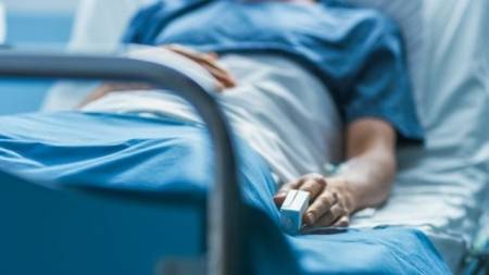 بتر ساق فنان مصري شهير.. وكشف كواليس العملية (صورة)