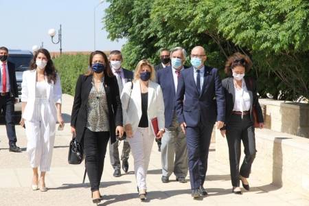 السفيرة الفرنسية في الأردن يرافقها وفد فرنسي تزور الجامعة الأميركيّة في مادبا – صور