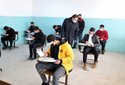 عزل أي طالب توجيهي يثبت ارتفاع درجة حرارته في قاعة خاصة
