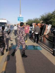 بالصور.. تدهور صهريج نضح وأزمة مرورية خانقة في عبدون