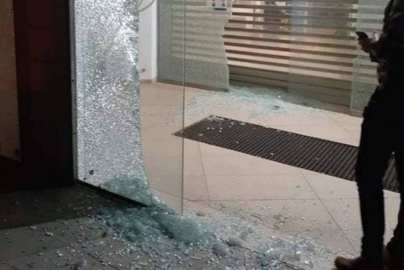 مسلحون يطلقون النار على فرع بنك القاهرة عمان في جنين بعد حجز رواتب الاسرى الفلسطينيين
