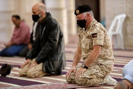 الملك يزور مقامات الصحابة في المزار الجنوبي (صور)