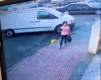 بالفيديو.. ضبط حدث هاجم فتاة وحاول التحرش بها في الشارع العام باربد