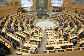 تخفيض سن الترشح للبرلمان وتوصية بزيادة نسبة تمثيل المرأة