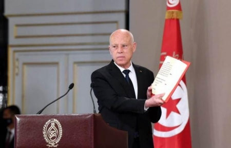 تفاصيل ما حدث في تونس.. تجميد البرلمان وإعفاء وزراء سياديين واتهامات بالانقلاب