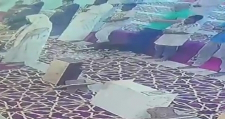 شاهد وفاة مؤذن أردني أثناء صلاته في مسجد بمكة (فيديو)