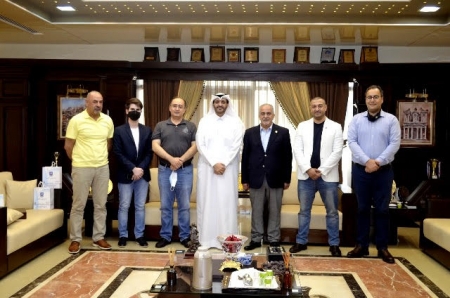 رئيس جامعة عمان الأهلية يكرم أمين عام الاتحاد العربي لكرة الطاولة ورئيس الاتحاد الأردني لكرة الطاولة