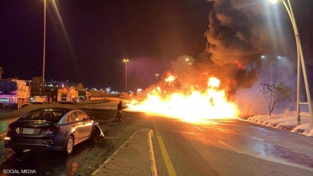 حريق هائل بناقلة مواد بترولية و10 مركبات في السعودية