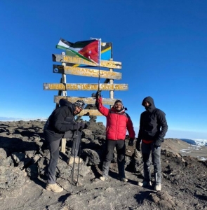 الصباغ يرفع العلم الأردني فوق أعلى جبل في افريقيا