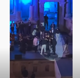 بسبب الإرهاق الفنانة ماجدة الرومي تسقط على مسرح جرش– فيديو
