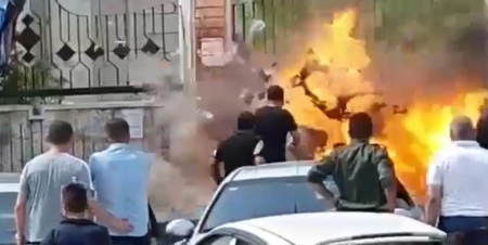 مواطن سوري يفجر قنبلة بمحاميه على مدخل عدلية طرطوس..فيديو