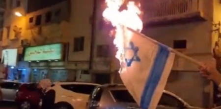 حرق العلم الاسرائيلي ورفع صور القدس... تواصل الاحتجاجات في شوارع البحرين رفضا لزيارة لابيد (شاهد)