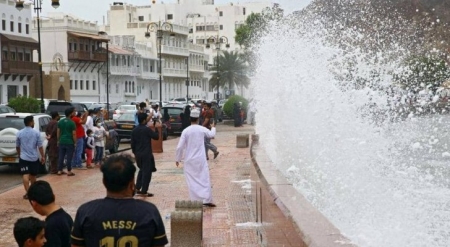 إعصار شاهين يؤجل رحلات مطار مسقط.. والسلطات تحذر السكان