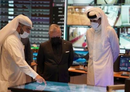 الملك يطلع على غرفة عمليات أمن بطولة كأس العالم