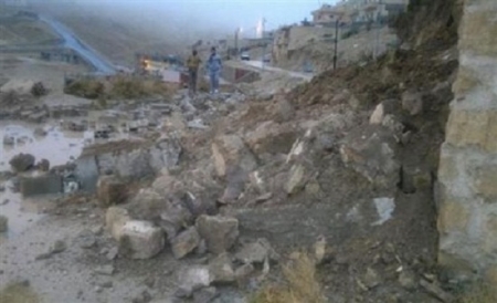 الاشغال تتعامل مع 4 انهيارات صخرية على طريق ذيبان  الموجب  الكرك