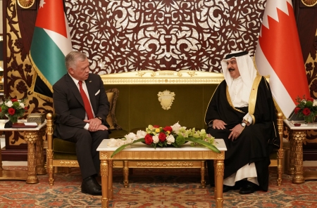 الملك والعاهل البحريني يؤكدان مواصلة توسيع التعاون في شتى الميادين.. (صور)