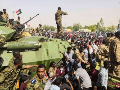 السودان.. قرار من حمدوك بشأن التعيينات والإعفاءات في الجيش