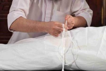 لماذا يمكن أن يبكي الميت عند الغسل؟.. الإفتاء توضح
