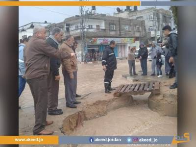 جسر خشبي لعبور المواطنين أهم انجاز بوسط البلد ... ما الحكاية؟!