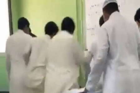 فيديو صادم للحظة مقتل طالب على يد زميله داخل الفصل الدراسي بالسعودية