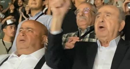 شاهد غناء ودموع طاهر المصري خلال أغنية موطني في جرش  فيديو