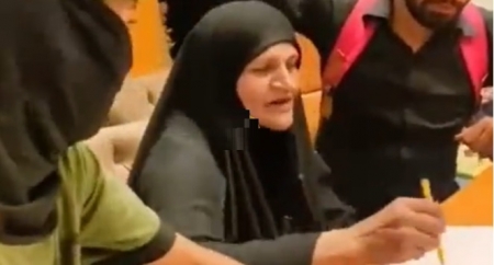 فيديو يغزو التواصل.. سيدة عراقية توقع القرارات في البرلمان