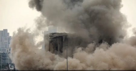 لبنانيون يتساءلون لماذا انهارت الصوامع في ذكرى الانفجار