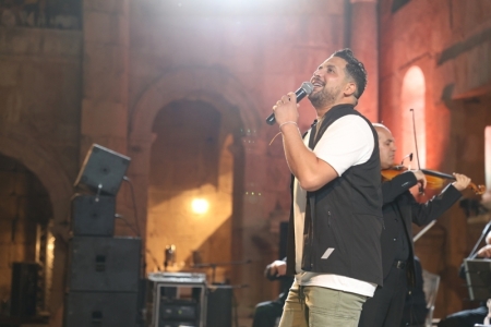 توفيق الدلو يثبت علو كعبه فنيا وجماهيريا في حفلات مهرجان جرش (صور)