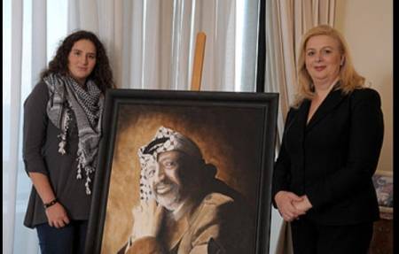 خسئت ألسنتكم اللعينة.. سها عرفات تهاجم إعادة نشر مقابلة قديمة مع ابنتها زهوة