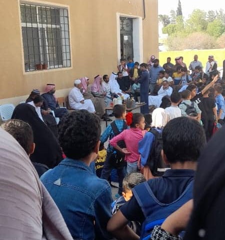 غضب واعتصام بعد قرار الفوسفات تقليص دعم مدرسة في منطقة الحسا  صور