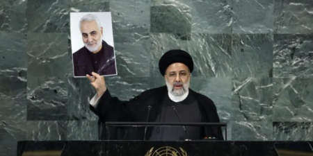 الرئيس الإيراني يرفع صورة سليماني خلال كلمته بالجمعية العامة في نيويورك