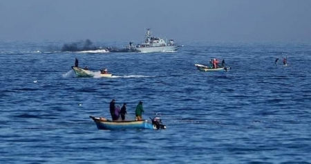 الاحتلال يشن حملة اعتقالات بالضفة ويطلق النار على الصيادين بغزة
