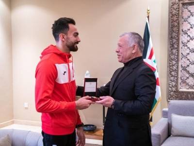 الملك يمنح اللاعب أبو السعود ميدالية الملك عبدالله الثاني للتفوق