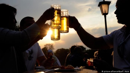 قرار مفاجئ من شركة البيرة بسبب الكميات المكدسة بقطر بعد حظر بيعها