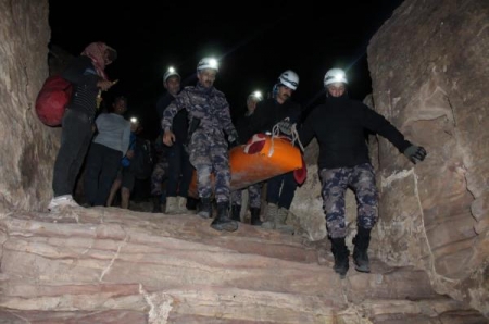 بعد 7 ساعات سيرا على الاقدام إنقاذ سائح سقط عن مقطع صخري في محافظة معان