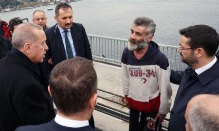 أردوغان يقنع مواطنا بالتراجع عن الانتحار- صور