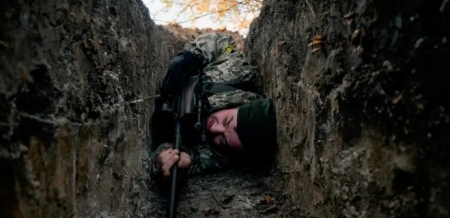 طين وصقيع.. جنود أوكرانيا عالقون في الخنادق (شاهد)