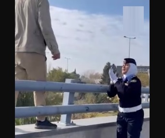 نشمية من كوادر السير تثني شابا عن إلقاء نفسه من فوق جسر.. وتبكي تأثرا  فيديو