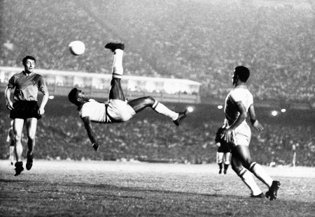وفاة بيليه أسطورة كرة القدم البرازيلي بعمر 82 عامًا بعد صراع مع المرض