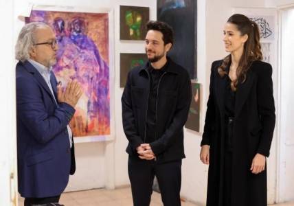 ولي العهد والآنسة رجوة يزوران مبادرة إنسانية تهدف إلى تعليم المكفوفين الرسم (صور)