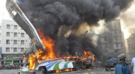 في حادثة مفجعة.. مقتل 40 شخصا بانفجار حافلة في باكستان