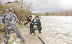إنقاذ شخصين حاصرتهم مياه الأمطار قرب سيل الزرقاء